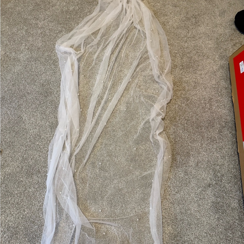 Wedding veil with pearls